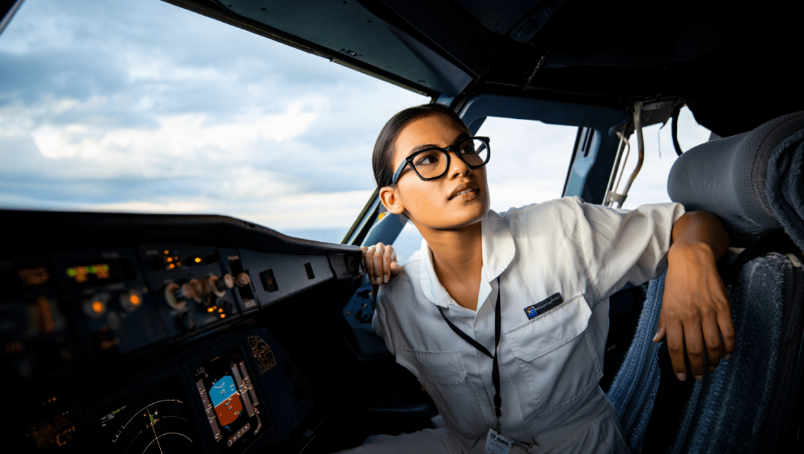 JE PORTE DES LUNETTES, EST-CE QUE JE POURRAI QUAND MÊME ÊTRE PILOTE? La plupart des professions sont accessibles, même si tu n’as pas une vision parfaite.